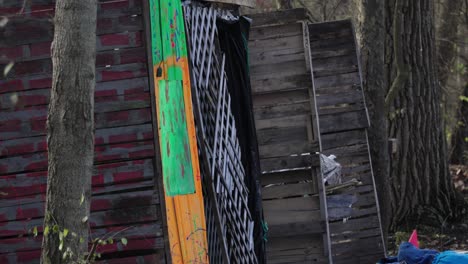 una siniestra cabaña de madera abandonada en un bosque vacío y remoto.