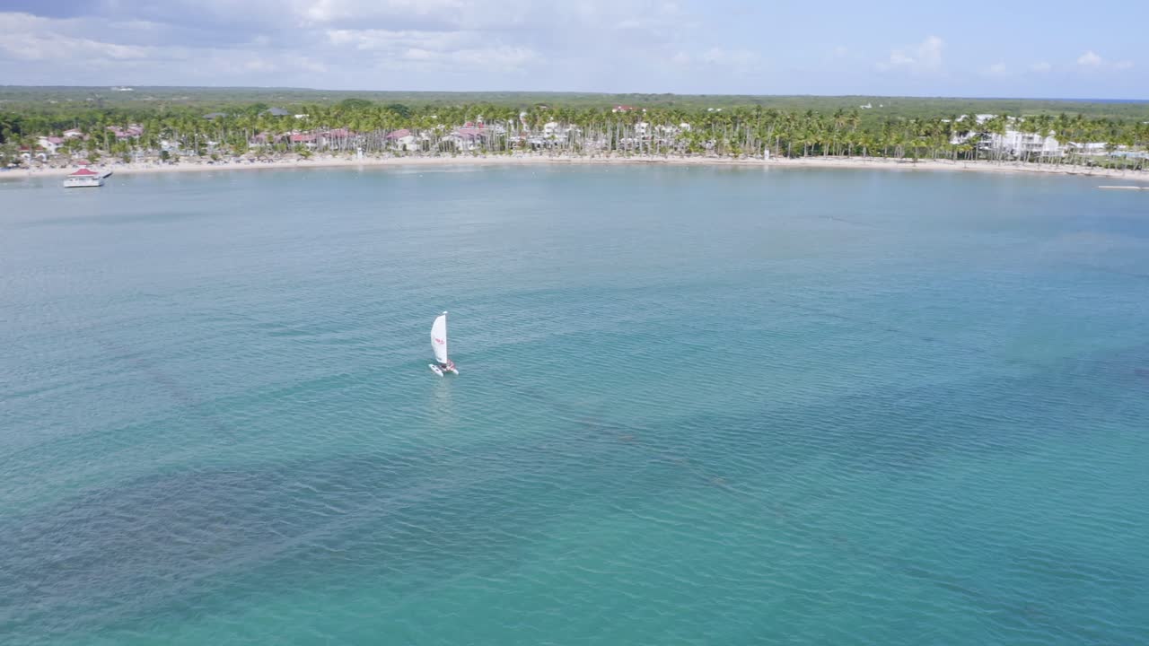 barcos de vela en la bahía utilizando las condiciones de viento, playa nueva romana