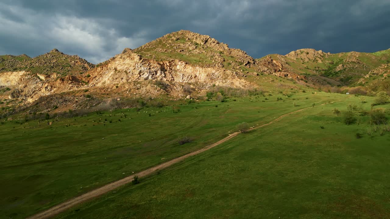 Volando verso le vette più antiche dei Monti Măcin nella regione della Dobrugia in Romania. Ripresa aerea con drone.