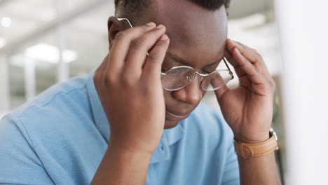 dolor de cabeza, agotamiento y estrés para la cara del hombre negro