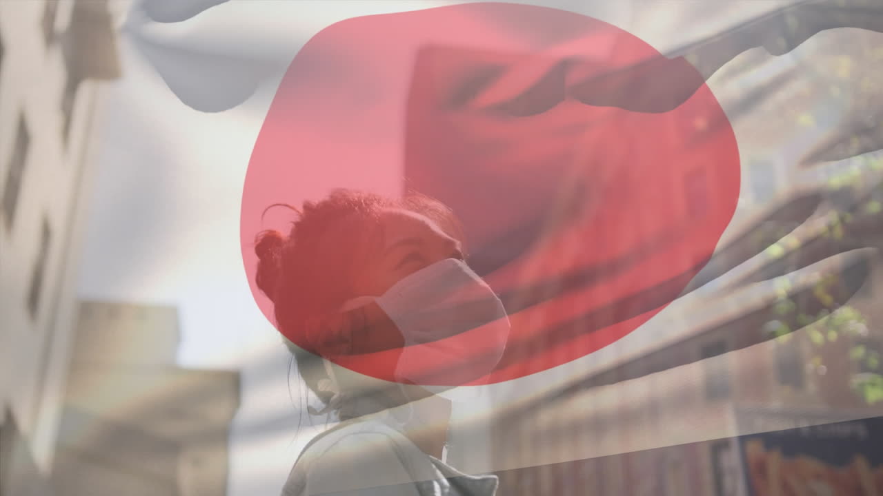 animación de la bandera de japón ondeando sobre una mujer afroamericana con máscara facial en la calle de la ciudad