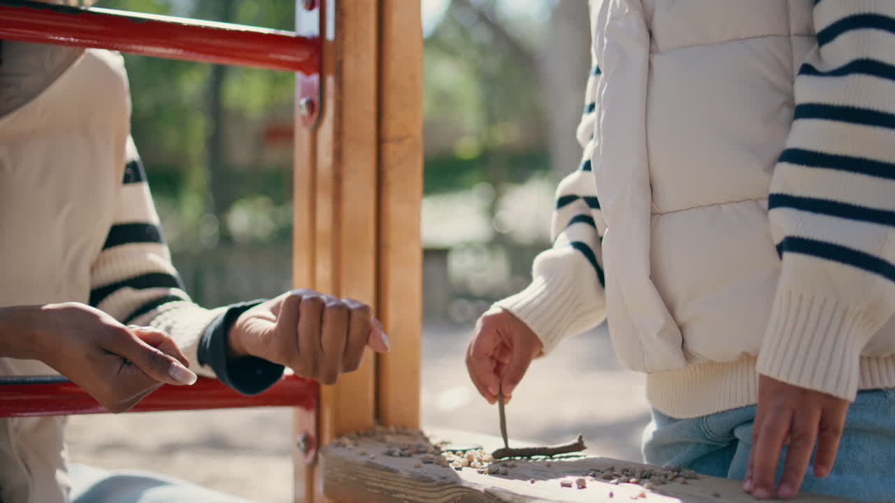 주말에 엄마와 놀고 있는 소녀의 손. 아이가 놀이터를 즐긴다.