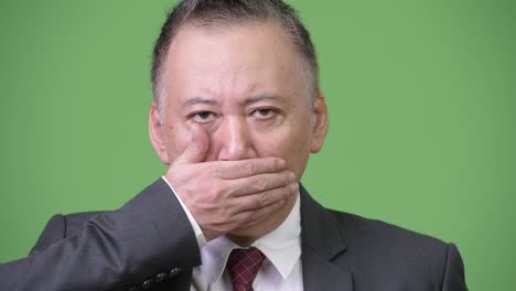 성숙한 일본 사업가 입을 는 세 지혜로운 원이 개념