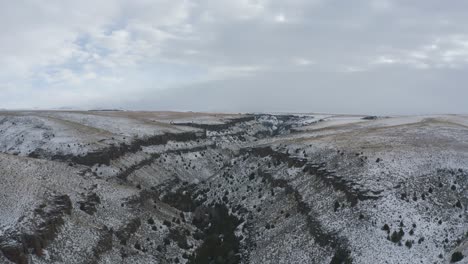 Aufsteigende-Drohnenaufnahme-Einer-Verschneiten-Schlucht-In-Idaho