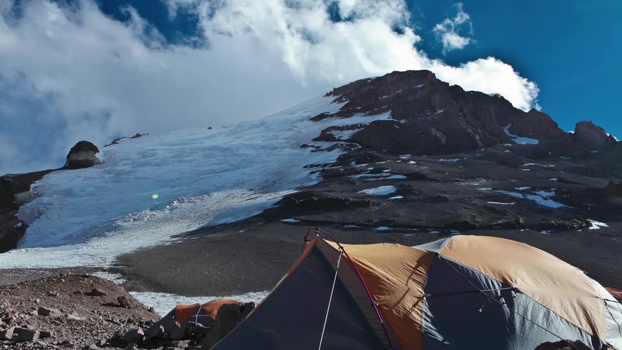 캠프 1에서 레이싱 구름과 함께 aconcagua 시간 경과
