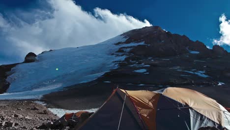 Lapso-De-Tiempo-De-Aconcagua-Con-Nubes-De-Carreras-En-El-Campamento-1