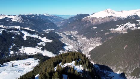 drone elevándose sobre las montañas en los alpes durante un día soleado