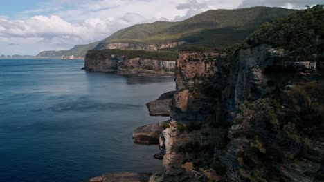 Toma-Aérea-Del-Hermoso-Paisaje-Del-Parque-Nacional-De-Tasmania-Durante-La-Mañana-En-Australia