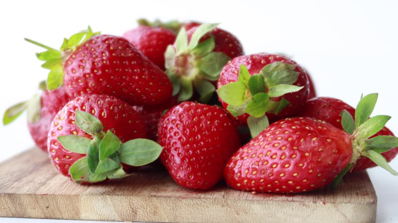 fresas de fresa en una tabla de madera