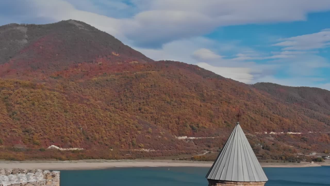 紅葉の山並みにそびえるアナヌリ要塞