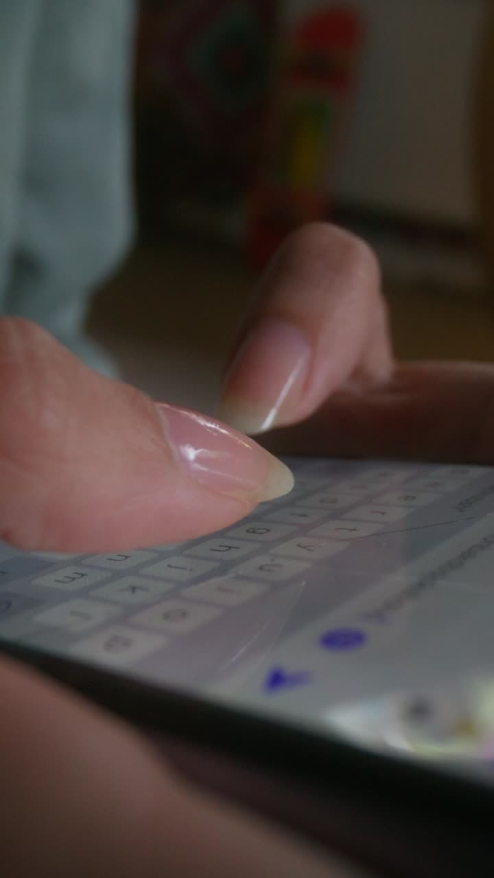 persona que utiliza un teléfono inteligente