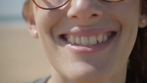 un primer plano de la cara de una mujer sonriente.