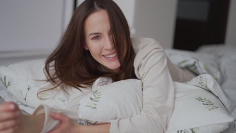 mujer relajándose en la cama