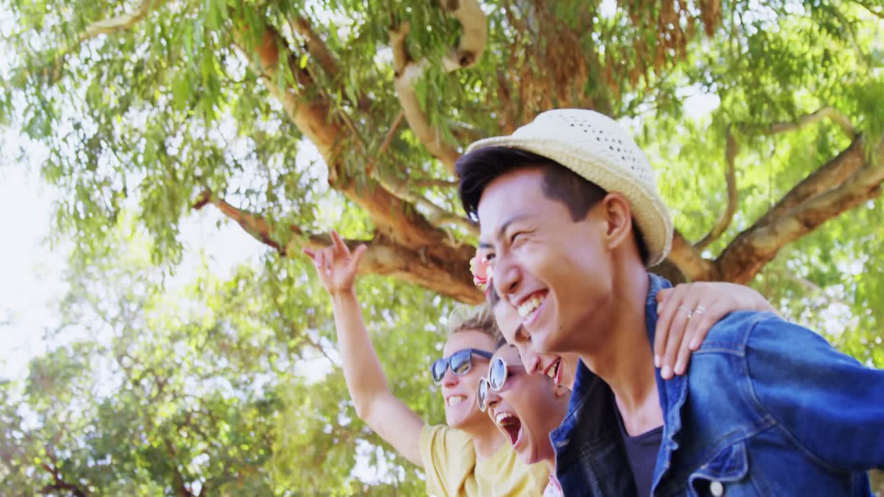 음악 페스티벌 4k에서 즐겁게 지내는 친구들