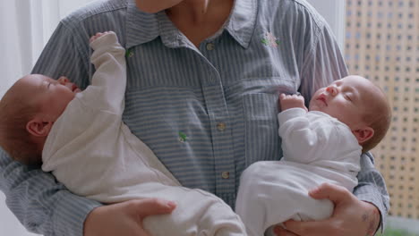 Madre-Sosteniendo-Bebés-Dormidos-Recién-Nacidos-Cansados-Descansando-Con-Mamá-Calmando-Suavemente-A-Los-Bebés-Criando-A-Los-Niños-Disfrutando-De-La-Maternidad