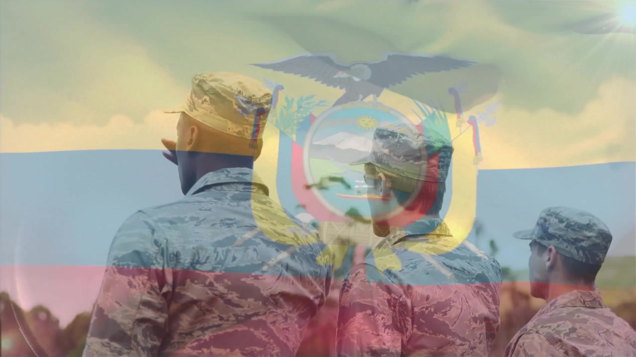 Tropas militares de camuflaje de pie, apareciendo una superposición de bandera y un soldado saludando la bandera bajo la luz del sol.