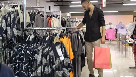 Hombre-Con-Camiseta-En-La-Tienda