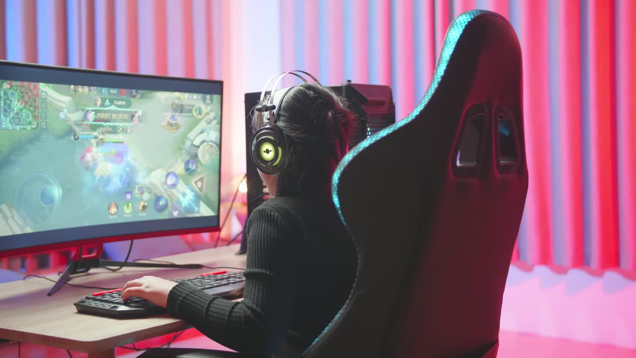 mujer jugando a videojuegos