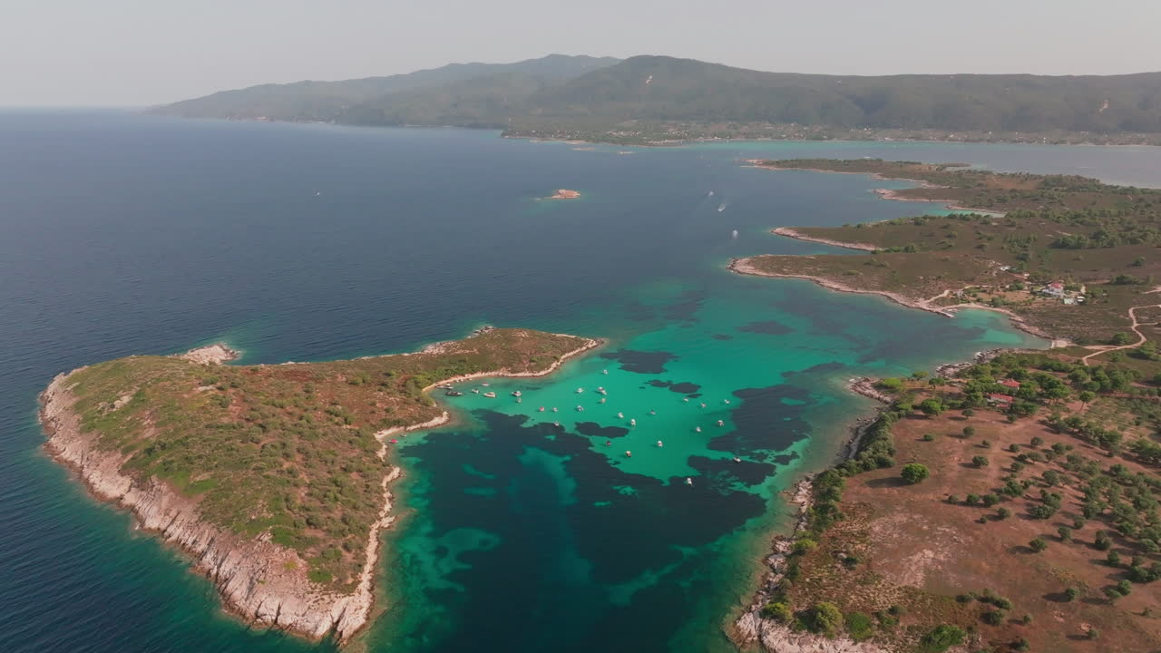 Vista aerea di una splendida costa con acqua turchese