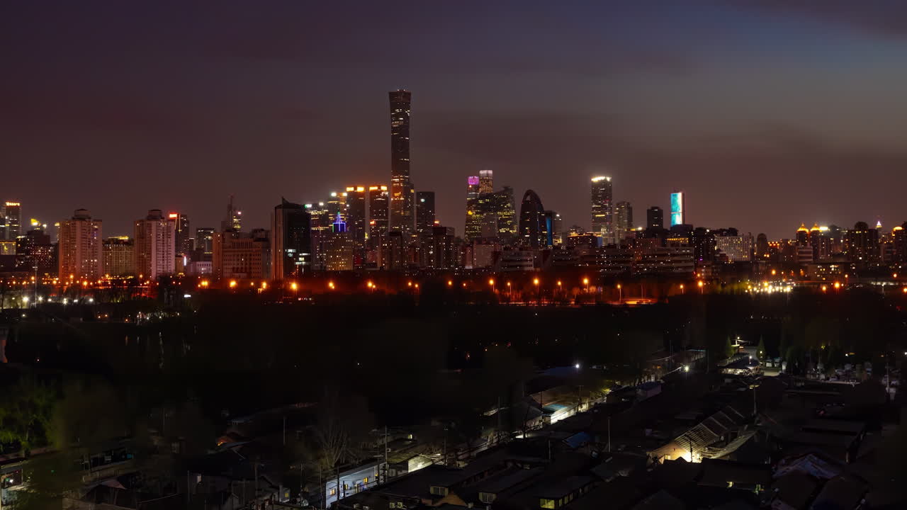 애비뉴 시티 고속도로 교차로 교통 흐름 풍경 작은 호수 강 근처의 야간 장면, 타임 스 무거운 교통 정체 차량이 황혼에 흐른다.