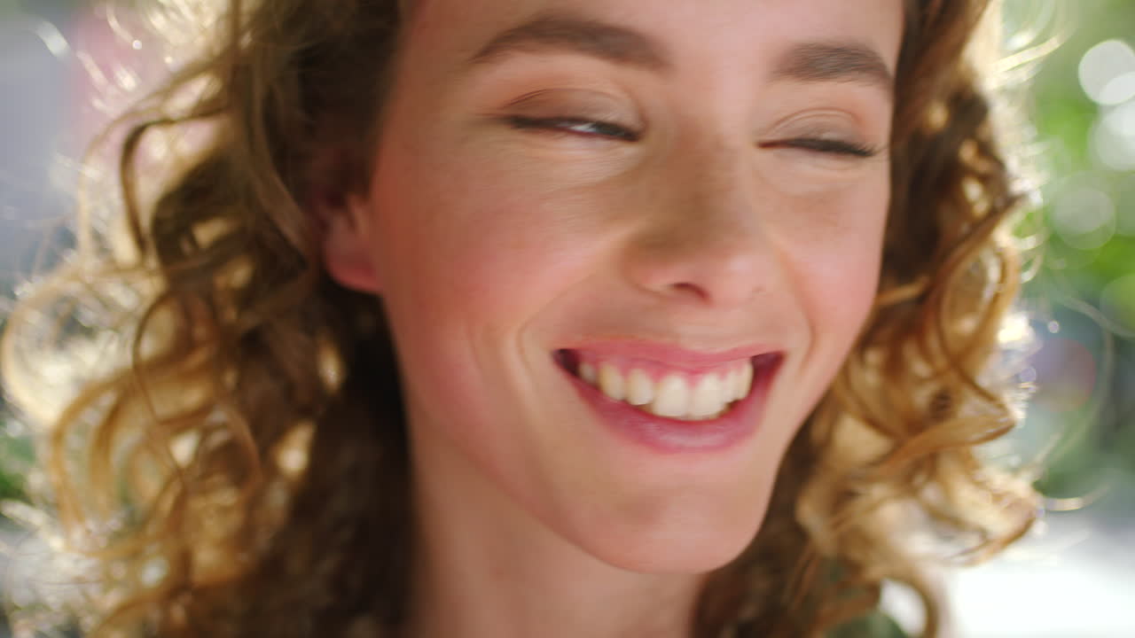 una mujer feliz y burbujeante viajando por la ciudad
