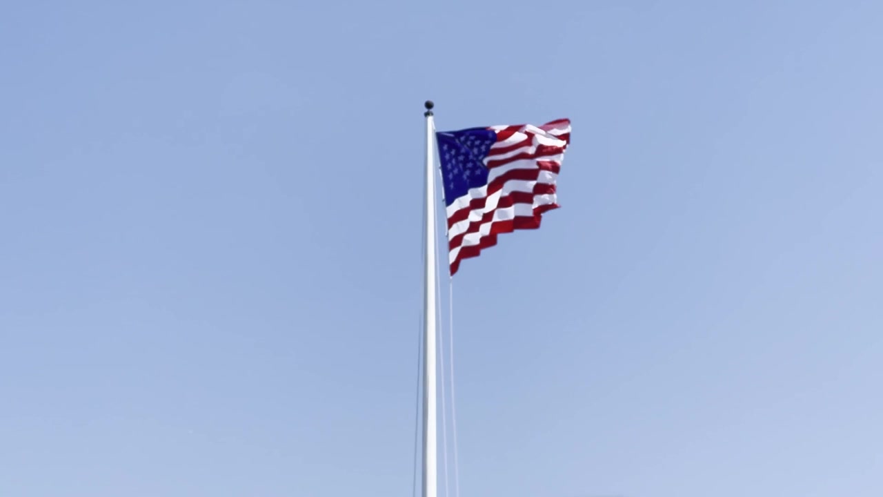 Håndholdt teleoptagelse, der afslører USA's flag vajende over det historiske Fort Sumter i Charleston, South Carolina. 4K ved 30 FPS.