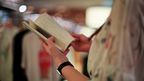 mujer leyendo un libro en una tienda