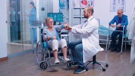 médico ayudando a una anciana en silla de ruedas