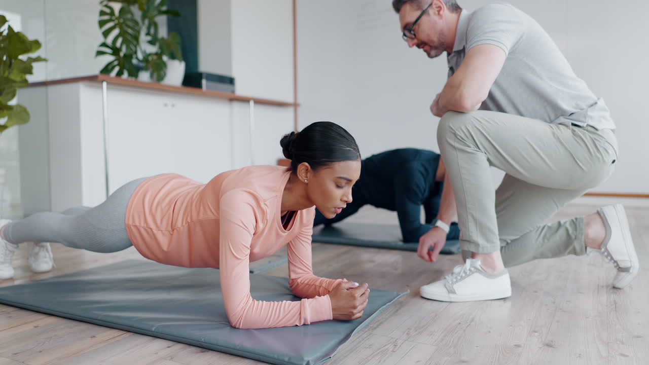 entrenador, tabla y ejercicio personal de personas