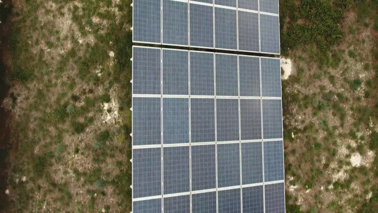 Vista aerea che sorvola moduli fotovoltaici in un parco solare in una giornata nuvolosa. Francia