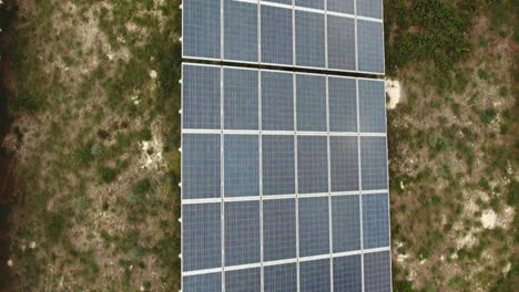 Vista-Aérea-Sobrevolando-Módulos-Fotovoltaicos-En-Un-Día-Nublado-Del-Parque-Solar.-Francia