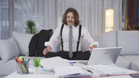 el hombre de negocios enojado y nervioso se vuelve loco y molesto.