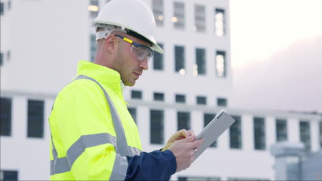 Trabajador-De-La-Construcción,-Hombre-Y-Tableta-En-La-Ciudad