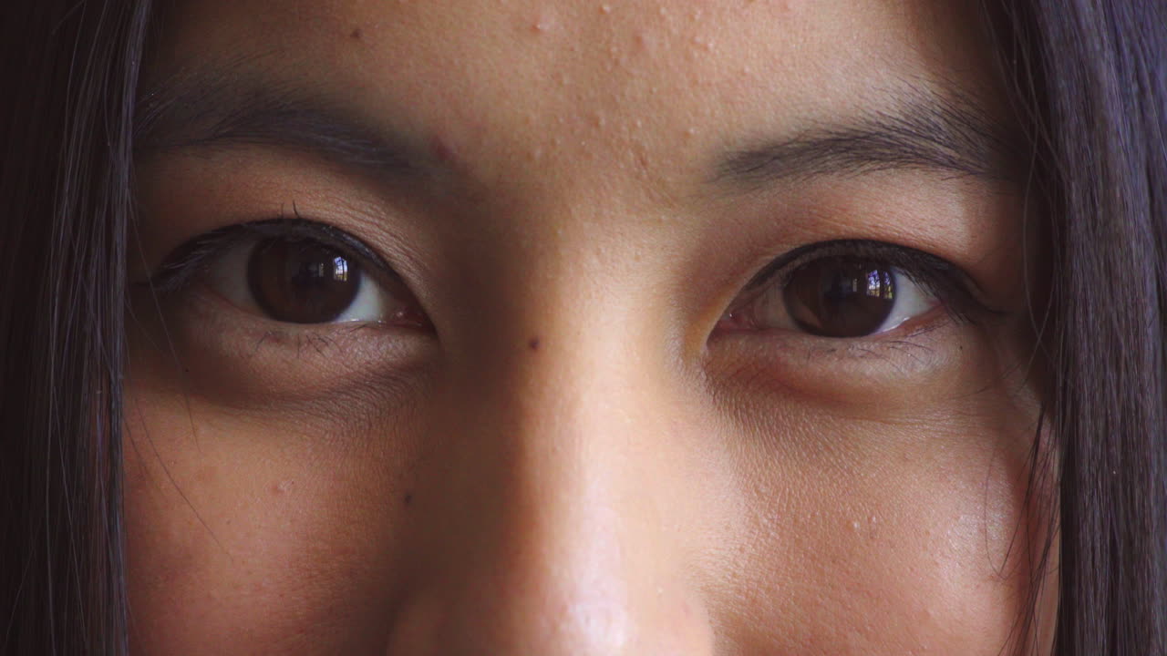 자신감 있고 아름다운 여성은 포옹하기 위해 흥분합니다.