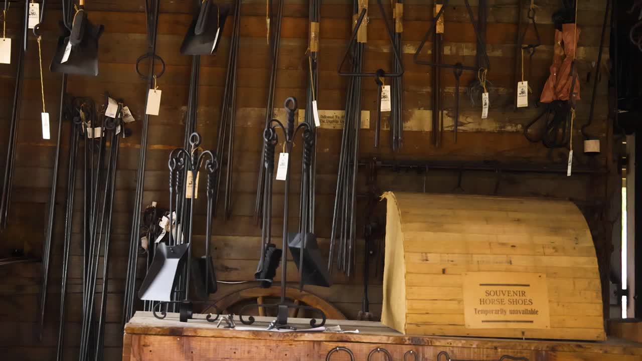 오스트레일리아 발라라트에 있는 도구와 장비를 갖춘 도자기 작업실. 따뜻한 조명은 시골 목조 인테리어와 금속 작업을 강조합니다.