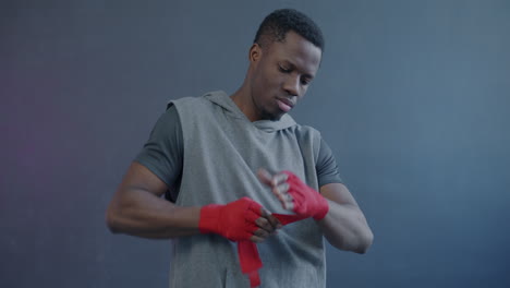 hombre preparándose para una sesión de entrenamiento de boxeo