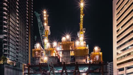 lapso de tiempo de la grúa y el trabajador de la construcción en el sitio de construcción en construcción por la noche. industria de la construcción, negocio industrial, o concepto de tecnología de ingeniería civil. zoom out