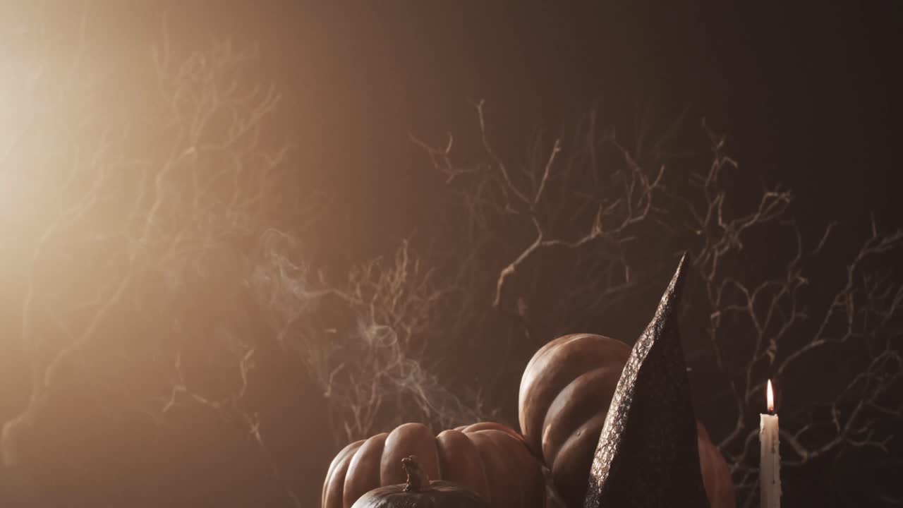 할로윈 호박, 모자,  ⁇ 불 및 갈색 배경에 복사 공간의 비디오