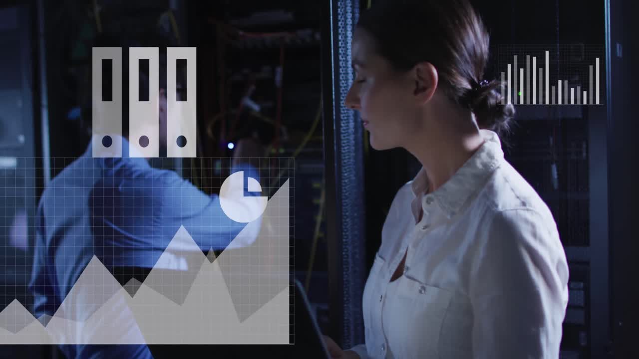 animación de gráficos y datos sobre mujer caucásica trabajando en la sala de servidores
