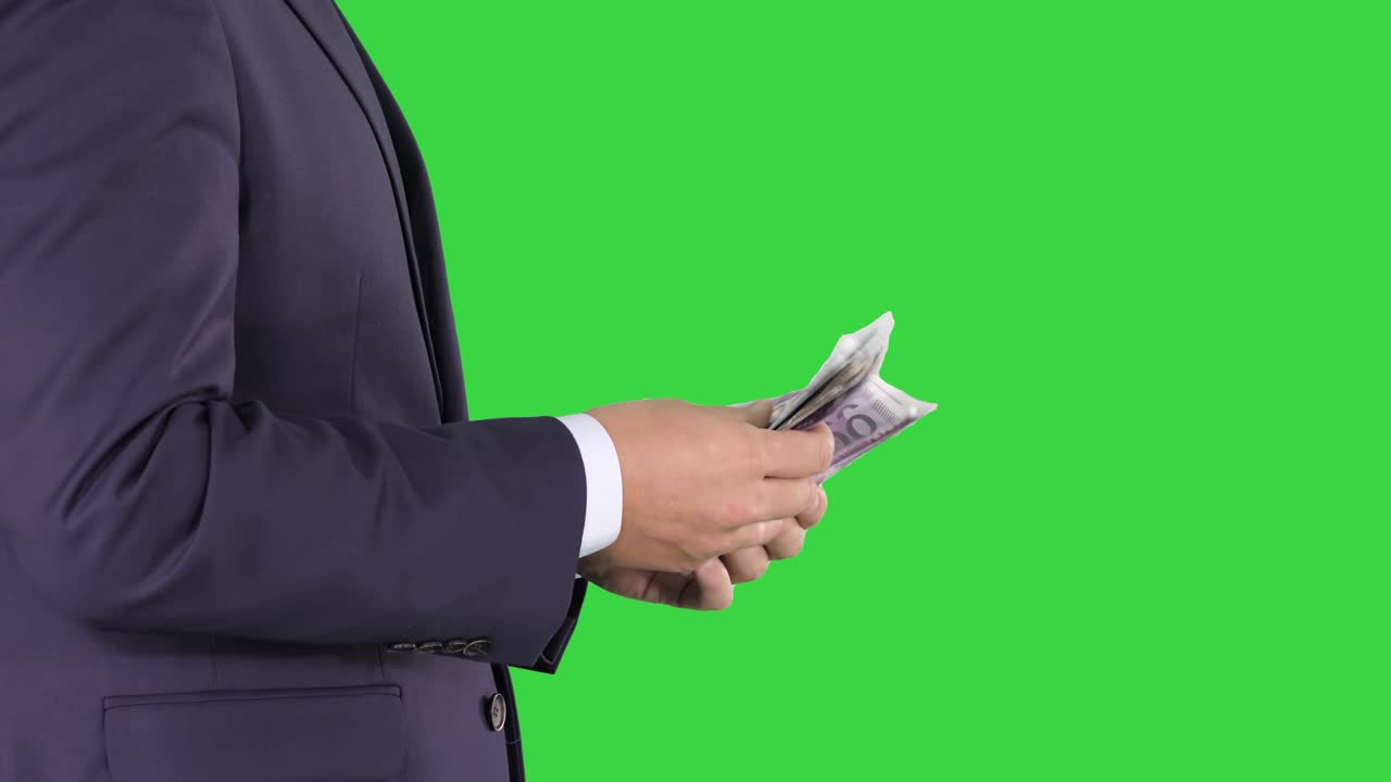 사업가는 녹색 스크린, 크로마 키에서 돈 유로를 계산하고 있습니다.