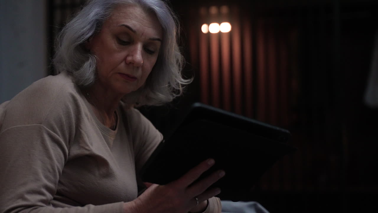 mujer en la cama en casa