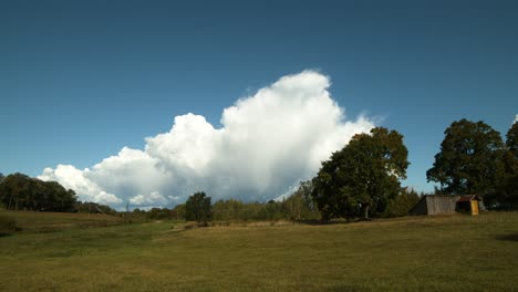 Herbst-Sturm-Regen-Wolken-Zeitraffer-Sonniger-Tag