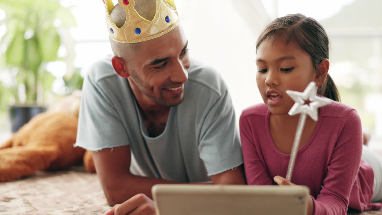 tableta, hablando y padre con niña