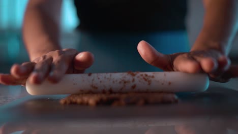 viaje hacia afuera y hacia adentro de una persona que despliega masa para galletas