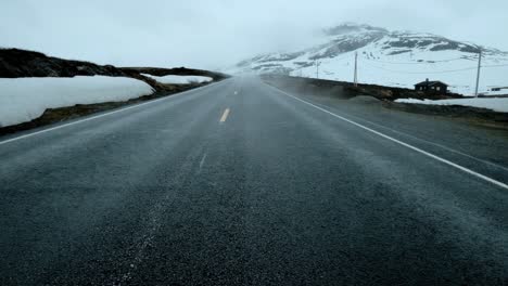 Niebla-En-La-Carretera,-Noruega.