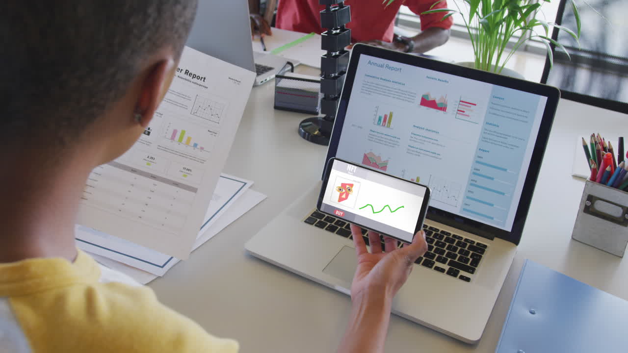 mujer de negocios afroamericana que usa un teléfono inteligente para llamadas de video con procesamiento de datos