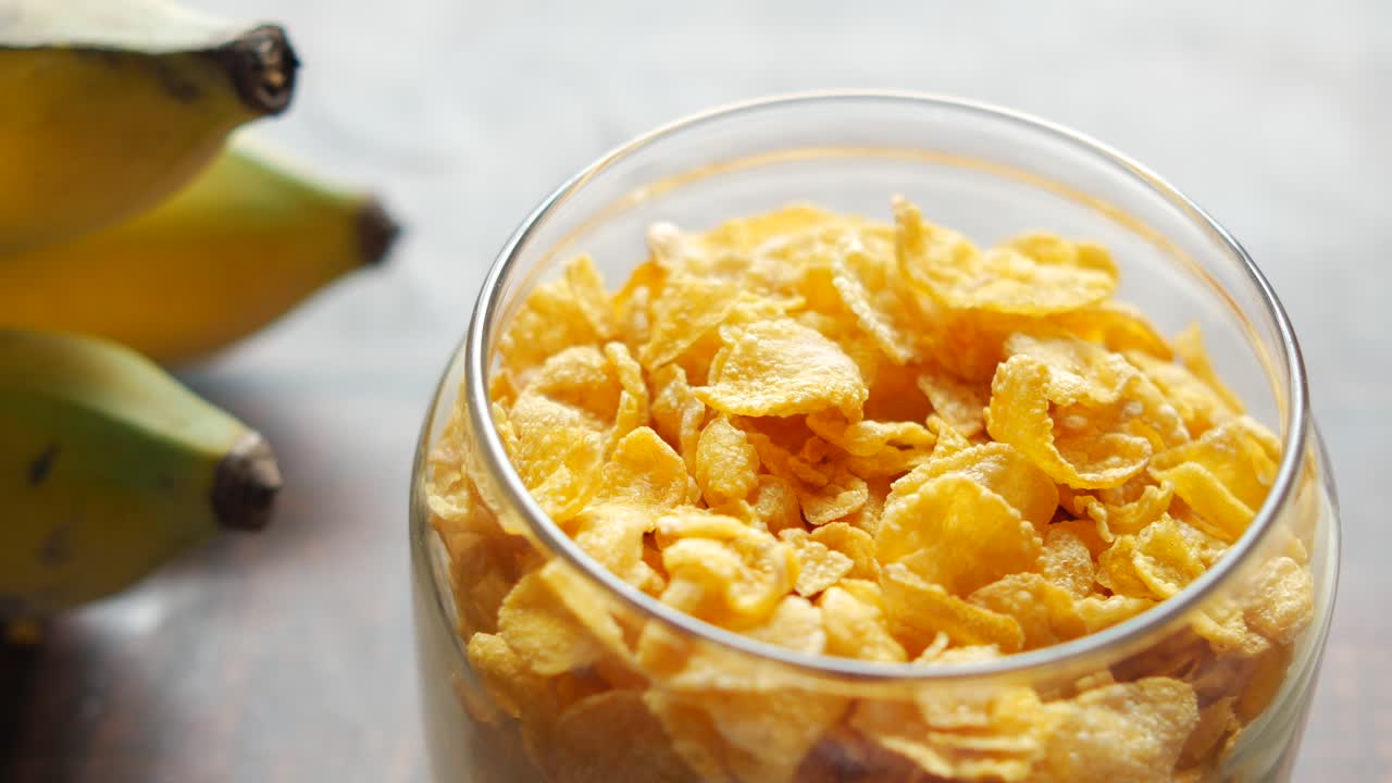Corn flakes, banana e latte sul tavolo