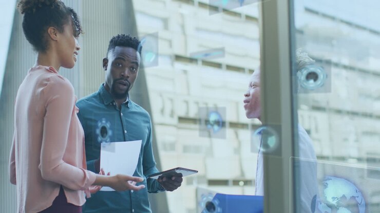 Animazione di icone ed elaborazione dati su diverse persone in ufficio