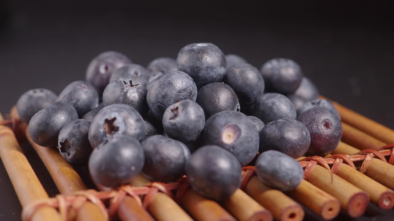 대나무 매트 에 신선 한 블루베리