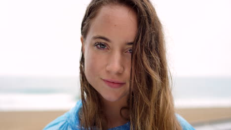 retrato de una joven seria en un día frío